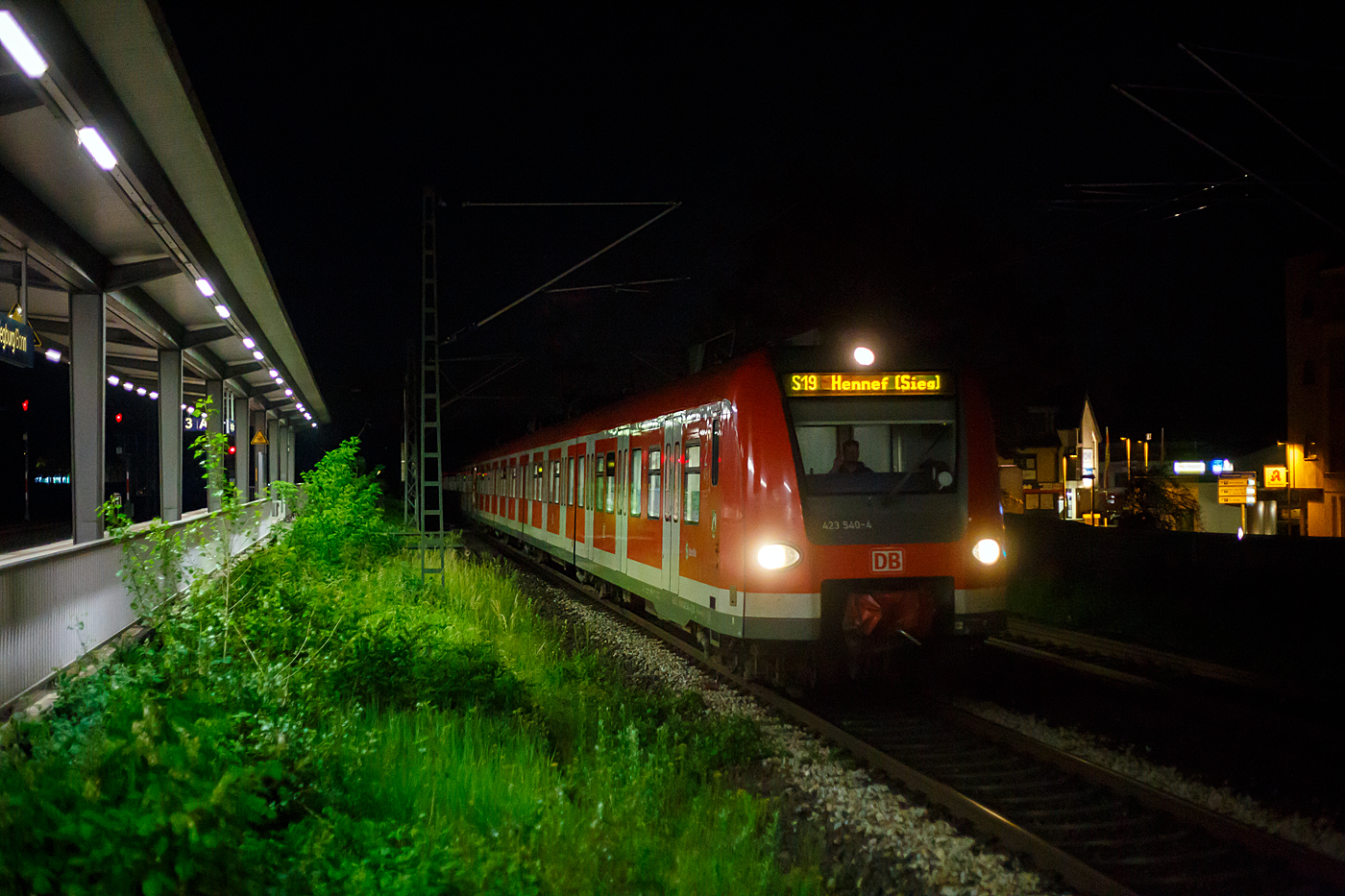 Zwei gekuppelte vierteilige ET 423 (423 540-4 und 423 051-2 „D´r Zoch kütt“) der S-Bahn Köln (betrieben durch die DB Regio NRW) erreichen, als S 19 von Düren nach Hennef/Sieg, am Abend (23:10Uhr) des 16 Mai 2022 den Bahnhof Siegburg/Bonn.

Einen liebe Gruß an den netten grüßenden Tf zurück.