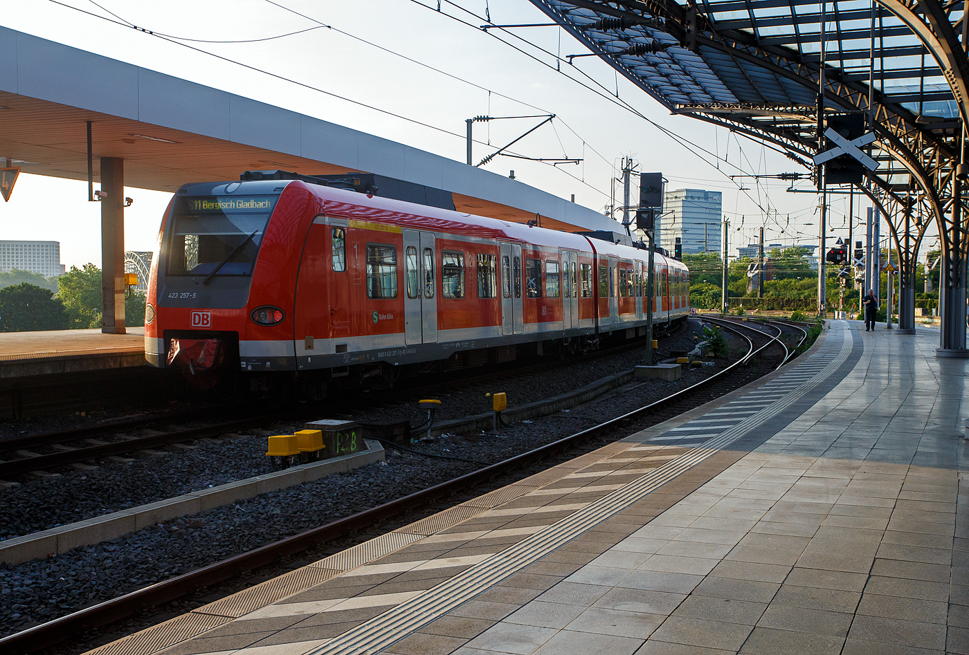 Zwei gekuppelte vierteilige ET 423 (423 796 / 426 296 und 423 757/423 257) der S-Bahn Köln (betrieben durch die DB Regio AG – NRW) verlassen am 18 Juni 2025, als Linie S 11 nach Bergisch Gladbach (Düsseldorf Flughafen – Düsseldorf Hbf – Neuss – Köln Hbf - Bergisch Gladbach) den Hauptbahnhof Köln.

Es gibt Planungen die Linie S 11 bis 2032 weiter auszubauen. Hierzu sollen neben dem zweigleisigen Ausbau der Strecke von Köln-Dellbrück nach Bergisch Gladbach auch jeweils ein neuer S-Bahnsteig am Kölner Hauptbahnhof und in Köln Messe/Deutz errichtet werden. Die Hohenzollernbrücke soll nicht erweitert werden. In Köln-Kalk ist die Errichtung eines neuen Haltepunkts Köln-Kalk West (S 6, S 10, S 11, S 16, S 17) geplant. Zudem sind Verbesserungen in der Signal- und Stellwerkstechnik und bei einigen Haltepunkten vorgesehen.

Nach dem Ausbau sollen zwei weitere S-Bahn Linien die S 11 ergänzen. Die neue S 10 soll die S 11 zwischen Köln-Worringen und Bergisch Gladbach verstärken. Die S 10 wird in einem 20-Minuten-Takt fahren und zwischen Bergisch Gladbach und Köln-Worringen mit der S 11 künftig einen 10-Minuten-Takt erreichen. Die neu einzurichtende S 14 soll nur in den Hauptverkehrszeiten fahren und im Streckenabschnitt Köln-Nippes und Bergisch Gladbach verkehren. Auch sie wird drei Mal pro Stunde fahren. Somit werden mit den drei S-Bahn-Linien künftig in der Hauptverkehrszeit neun S-Bahnen pro Stunde und Richtung zwischen Köln und Bergisch Gladbach unterwegs sein anstatt der aktuell drei S-Bahnen. Die Planungen sind mit 9,5 Millionen Euro veranschlagt und die Gesamtkosten werden mit 200 Millionen Euro geschätzt.

Das Planfeststellungsverfahren (PFA) ist in vier Streckenabschnitte aufgeteilt. Am 4. April 2024 begann das offizielle Planfeststellungsverfahren (PFA) beim Eisenbahn-Bundesamt (EBA) für PFA 1.1 Abschnitt Hansaring bis Hauptbahnhof.