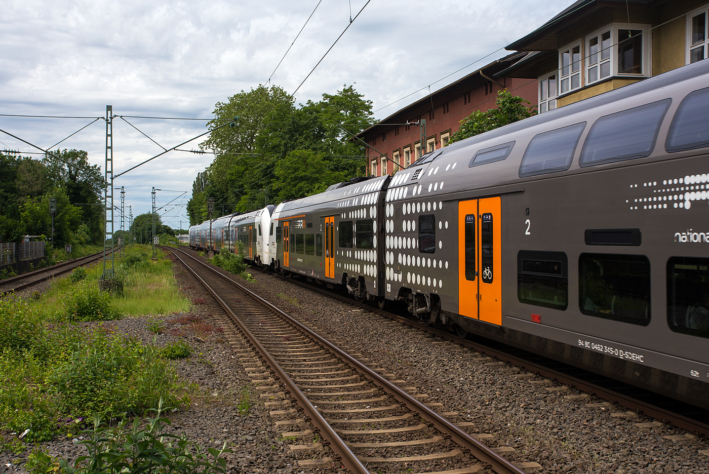 Zwei gekuppelte vierteilige Siemens Desiro HC 462 009 und 462 045 des RRX Rhein-Ruhr-Express (betrieben vom der National Express), rauschen am 26 Mai 2024, als RRX RE 4 „Wupper-Express“  (Dortmund – Hagen – Wuppertal – D�sseldorf – M�nchengladbach – Aachen), durch den Bahnhof Erkrath-Hochdahl in Richtung D�sseldorf. Aufgrund der Insolvenz von Abellio Rail NRW ist seit Februar 2022 National Express der Betreiber aller Linien im RRX-Vorlaufberieb.

Die Triebz�ge mit den NVR-Nummern (94 80 0462 009-2 D-SDEHC und 94 80 0462 045-6 D-SDEHC) sind Eigentum von SIEMENS Mobility und an den RRX vermietet. Siemens ist auch f�r die Instandhaltung der Fahrzeuge zust�ndig. Daf�r wurde in Dortmund-Eving ein RRX Instandhaltungswerk (Rail Service Center) errichtet.