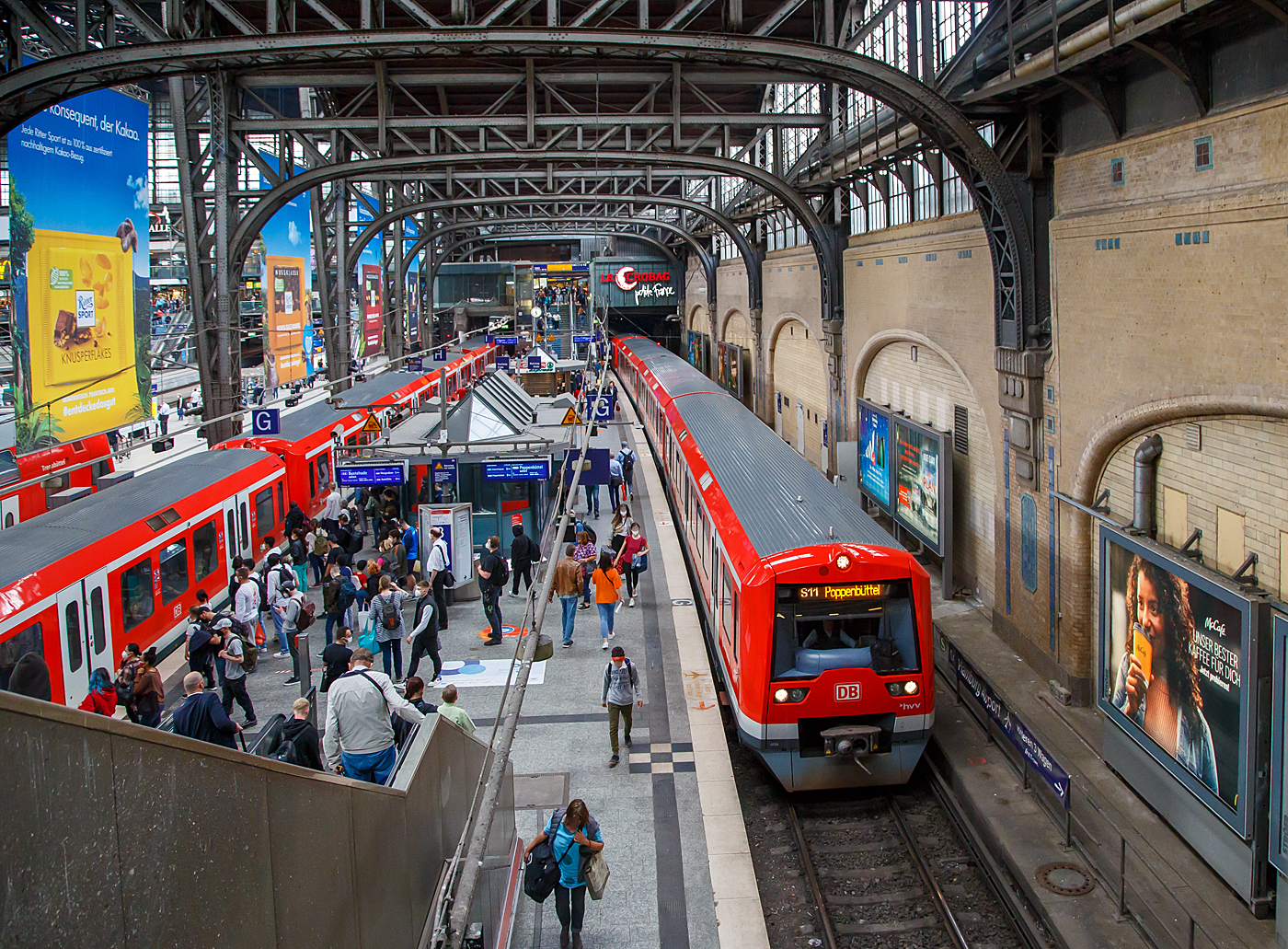 Zwei (Langzug) gekuppelte dreiteilige ET der Baureihe 474/874 (Einsystemausführung) der S-Bahn Hamburg erreichen, als Linie S11 (Verstärkerlinie) von Blankenese nach Poppenbüttel, am 16 Mai 2022 den Hauptbahnhof Hamburg. Die Verstärkerlinie S 11 wurde, wie die S 21 und S 31, zum Fahrplanwechsel im Dezember 2023 ersatzlos gestrichen. Als Gegenleistung soll es laut HVV (Hamburger Verkehrsverbund) ein stabileres, leistungsfähigeres und pünktlicheres Gesamtnetz geben.