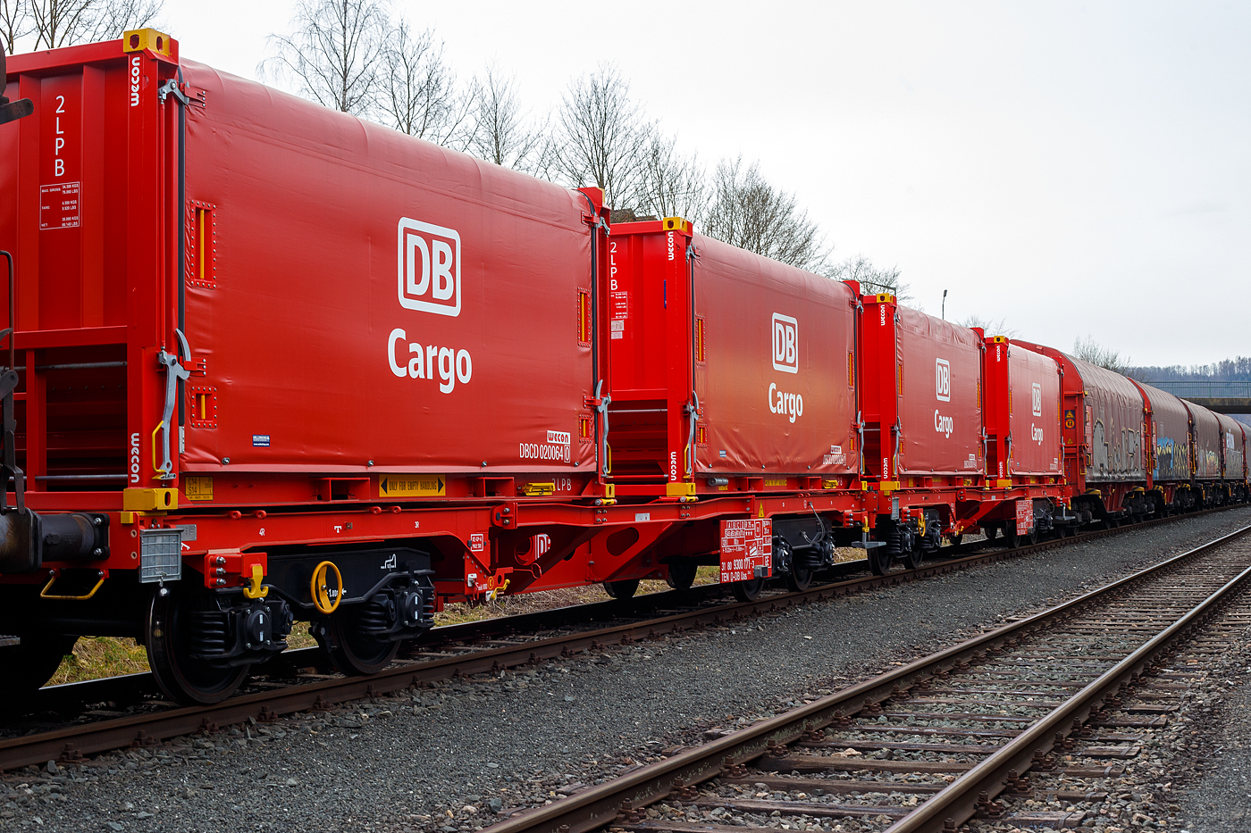 Zwei neue (Baujahr 2023) vierachsiger Drehgestell-Güterwagen (m²-Güterwagen/Tragwagen) 31 80 9300 171-3 D-DB und 31 80 9300 162-2 D-DB der Gattung Uas 224.2 der DB Cargo AG am 22 März 2025 abgestellt, im Zugverband eines Übergabegüterzuges, in Herdorf auf dem KSW Rbf Herdorf (Betriebsstätte Freien Grunder Eisenbahn - NE 447). Die Wagen (m² Wagen 45ft) sind hier beladen mit je zwei Coil-Behältern (20-Fuß-Container), welche bis zu 3 Blech-Coils mit einem Gesamtgewicht bis zu 30 t aufnehmen können..

TECHNISCHE DATEN Wagen (laut Anschriften):
Gattung: Uas 224.2
Spurweite: 1.435 mm (Normalspur)
Länge über Puffer: 15.220 mm
Drehzapfenabstand: 9.680 mm
Radsatzstand in den Drehgestellen: 1.800 mm
Eigengewicht: 18.200 kg
Max. Zuladung: 71,8 t (ab Streckenklasse D)
Max. Geschwindigkeit: 100 km/h (beladen) / 120 km/h (leer)
Kleinster Gleisbogenhalbmesser: 75 m
Bauart der Bremse: KE-GP-A (K)
Bremssohle: Cosit 810
Handbremse: Ja (an einem Drehgestell)
Intern. Verwendungsfähigkeit: TEN-GE