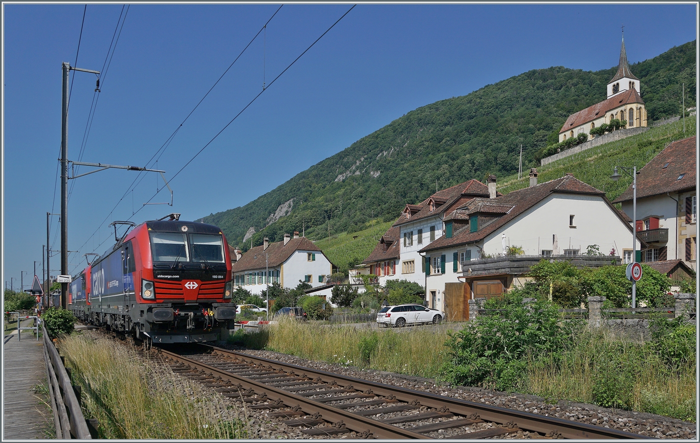 Zwei Vectrom (und eine  kalte  Re 4/4 II) sind bei Ligerz mit einem Güterzug auf der Fahrt in Richtung Biel/Bienne. Die Lok an der Zugsspitze ist die 193 064.

19. Juni 2025