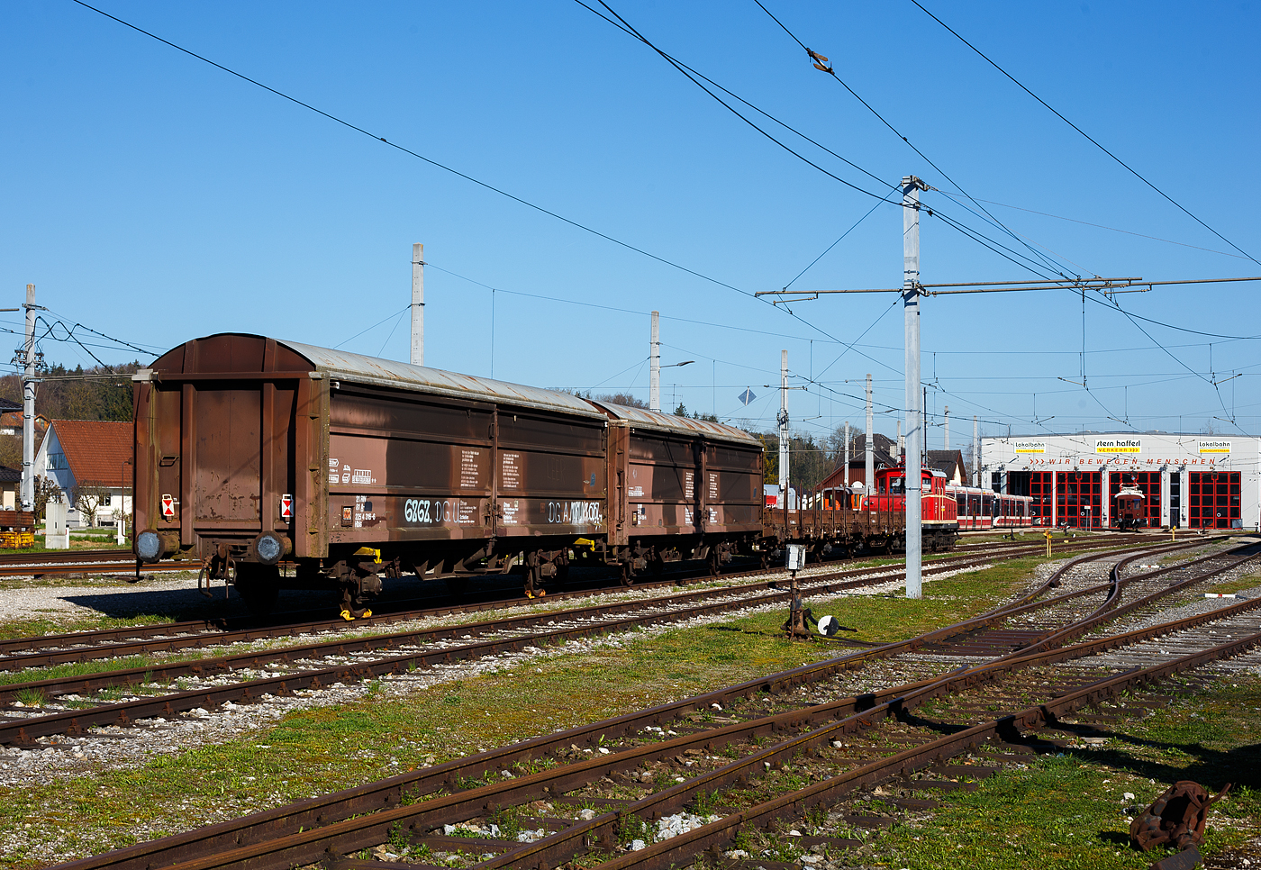 Zwei zweiachsige gro�r�umige ex �BB Schiebewandwagen der Gattung Hbis, rechts 21 81 2254 150-9 A-StH (STH 2) und links 21 81 2254 316-6 A-StH (STH 3), der Stern & Hafferl Verkehrsgesellschaft m.b.H. (StH), sind am 04 April 2025 beim Bahnhof Vorchdorf-Eggenberg abgestellt. Davor noch 2 Ks-Wagen und die E-Lok E 20 006�, ex SLB E 64, ex SAKOG E 27 001.

TECHNISCHE DATEN:
Spurweite: 1.435 mm (Normalspur)
Anzahl der Achsen: 2
L�nge �ber Puffer: 14.020 mm
Achsabstand: 8.000 mm
Ladel�nge: 12.700 mm 
Ladefl�che: 33,9 m�
Eigengewicht: 14.000 kg
Max. Ladegewicht: 26 t (ab Streckenklasse C)
H�chstgeschwindigkeit: 100 km/h (beladen) / 120 Km/h (leer)
Bauart der Bremse: O-GP-A
Intern. Verwendungsf�higkeit: RIV