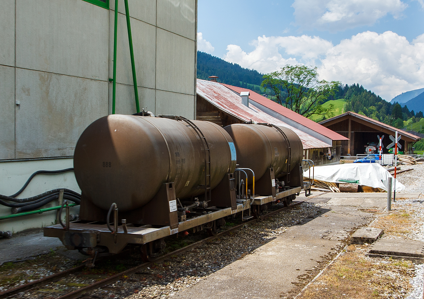 Zwei zweiachsige MOB Zementsilowagen MOB Ucek 888 und Ucek 881 abgestellt am 28.05.2012 beim Bahnhof Rougemont. 

Diese Wagen wurden 1982 von Ateliers de constructions mécaniques de Vevey (ACMV) unter Mitwirkung der Werkstätte der MOB gebaut.

TECHNISCHE DATEN:
Hersteller: ACMV  / MOB
Spurweite: 1.000 mm (Meterspur)
Achsanzahl: 2 
Länge über Puffer: 7.700 mm 
Höhe: 3.250 mm
Breite: 2.430 mm
Achsabstand: 3.750 mm
Laufraddurchmesser: 750 mm (neu)
Eigengewicht: 7.300 kg
Ladevolumen: 13,0 m³
Max. Ladegewicht: 7,5 t
Höchstgeschwindigkeit: 50 km/h
Kupplungen: Mittelpuffer mit einer Schraubenkupplungen (Zp 1)

Quellen: x-rail.ch und eigene Sichtung

