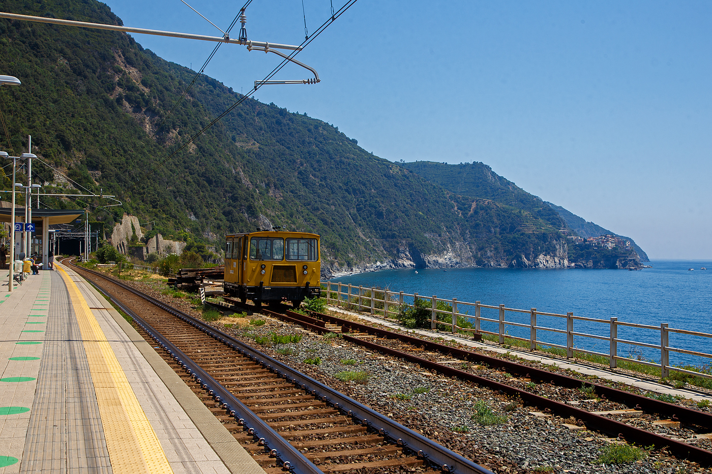 Zweiachsige Mannschafts-Draisine (Autocarrello della squadra) IT-RFI 151774-3 der RFI (Rete Ferroviaria Italiana) abgestellt am 21.07.2022 im Cinque Terre Bahnhof Corniglia. 

TECHNISCHE DATEN (laut Anschriften):
Spurweite: 1.435 mm
Achsanzahl: 2
L�nge �ber Puffer: 5.300 mm
Achsabstand: 2.800 mm
Treibraddurchmesser: 760 mm
H�chstgeschwindigkeit: 30 km/h / geschleppt 70 km/h
Eigengewicht: 7.800 kg

Hinten rechts auf den Felsvorsprung kann man Manarola erkennen.
