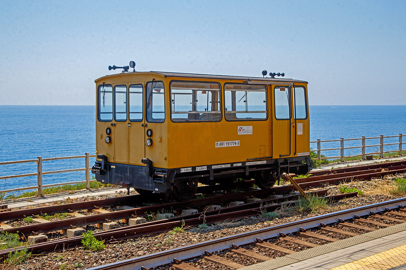 Zweiachsige Mannschafts-Draisine (Autocarrello della squadra) IT-RFI 151774-3 der RFI (Rete Ferroviaria Italiana) abgestellt am 21.07.2022 im Cinque Terre Bahnhof Corniglia. 

TECHNISCHE DATEN (laut Anschriften):
Spurweite: 1.435 mm
Achsanzahl: 2
L�nge �ber Puffer: 5.300 mm
Achsabstand: 2.800 mm
Treibraddurchmesser: 760 mm
H�chstgeschwindigkeit: 30 km/h / geschleppt 70 km/h
Eigengewicht: 7.800 kg

