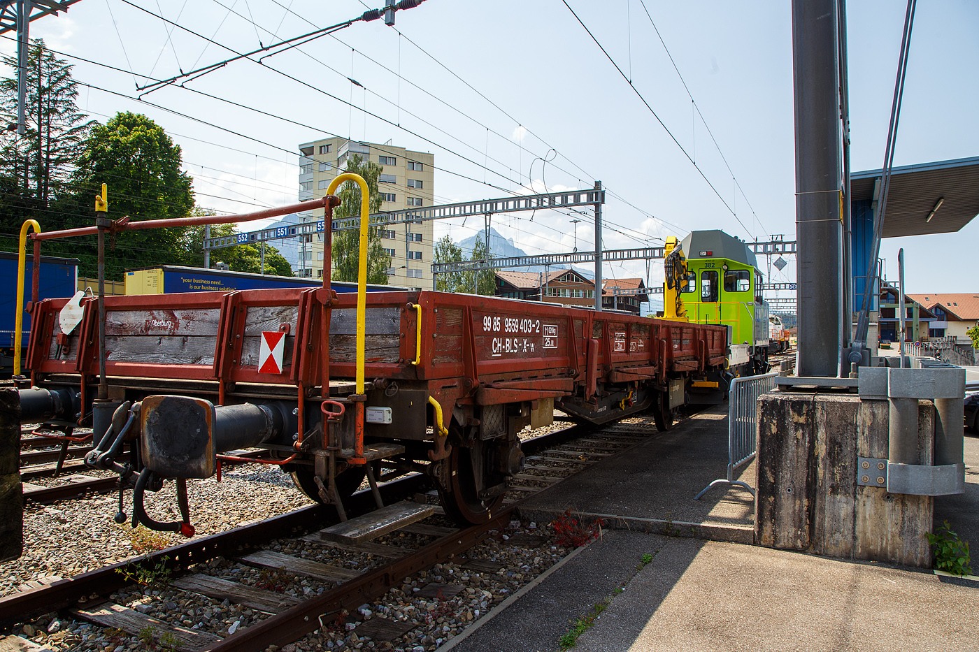 Zweiachsiger BLS Flachwagen mit Seiten-, Stirnwandklappen und Drehrungen, 99 85 9559 403-2 CH-BLS, Transportwagen Bau der Gattung X-w, abgestellt am 28.05. 2023 beim Bahnhof Spiez.

TECHNISCHE DATEN (laut Anschriften):
Spurweite: 1.435 mm (Normalspur)
Länge über Puffer: 12.000 mm
Achsstand: 8.000 mm
Eigengewicht: 11.020 kg
Höchstgeschwindigkeit geschleppt: 100 km/h
Max. Ladegewicht: 21,0 t (ab Streckenklasse A)
Ladefläche: 27,5 m²
Ladelänge: 10.200 mm
Bremse: O-GP
