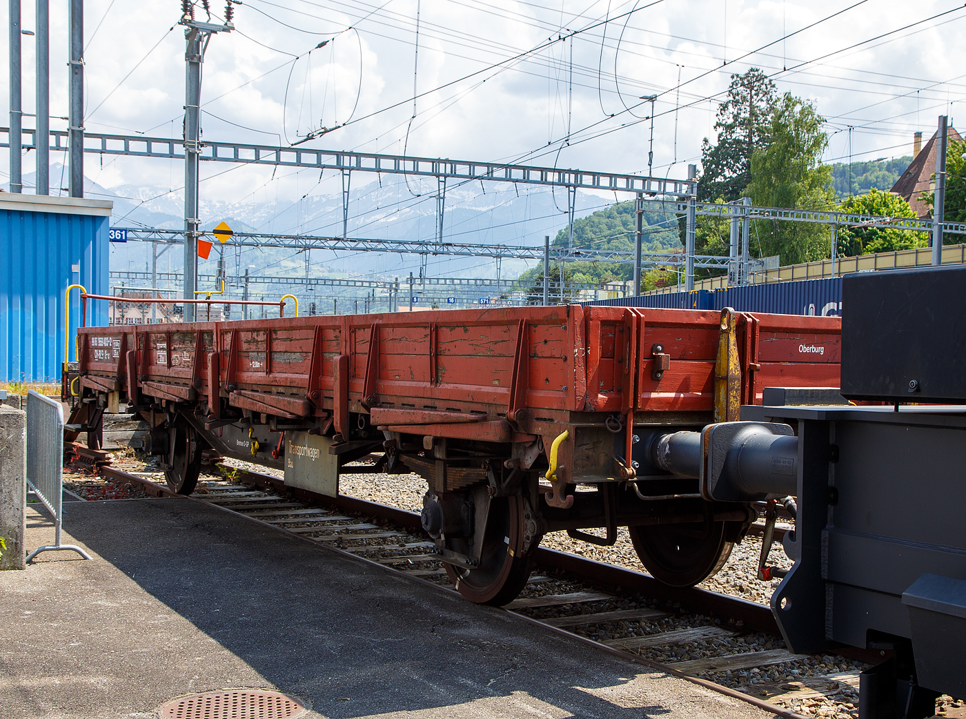 Zweiachsiger BLS Flachwagen mit Seiten-, Stirnwandklappen und Drehrungen, 99 85 9559 403-2 CH-BLS, Transportwagen Bau der Gattung X-w, abgestellt am 28.05. 2023 beim Bahnhof Spiez.

TECHNISCHE DATEN (laut Anschriften):
Spurweite: 1.435 mm (Normalspur)
Länge über Puffer: 12.000 mm
Achsstand: 8.000 mm
Eigengewicht: 11.020 kg
Höchstgeschwindigkeit geschleppt: 100 km/h
Max. Ladegewicht: 21,0 t (ab Streckenklasse A)
Ladefläche: 27,5 m²
Ladelänge: 10.200 mm
Bremse: O-GP
