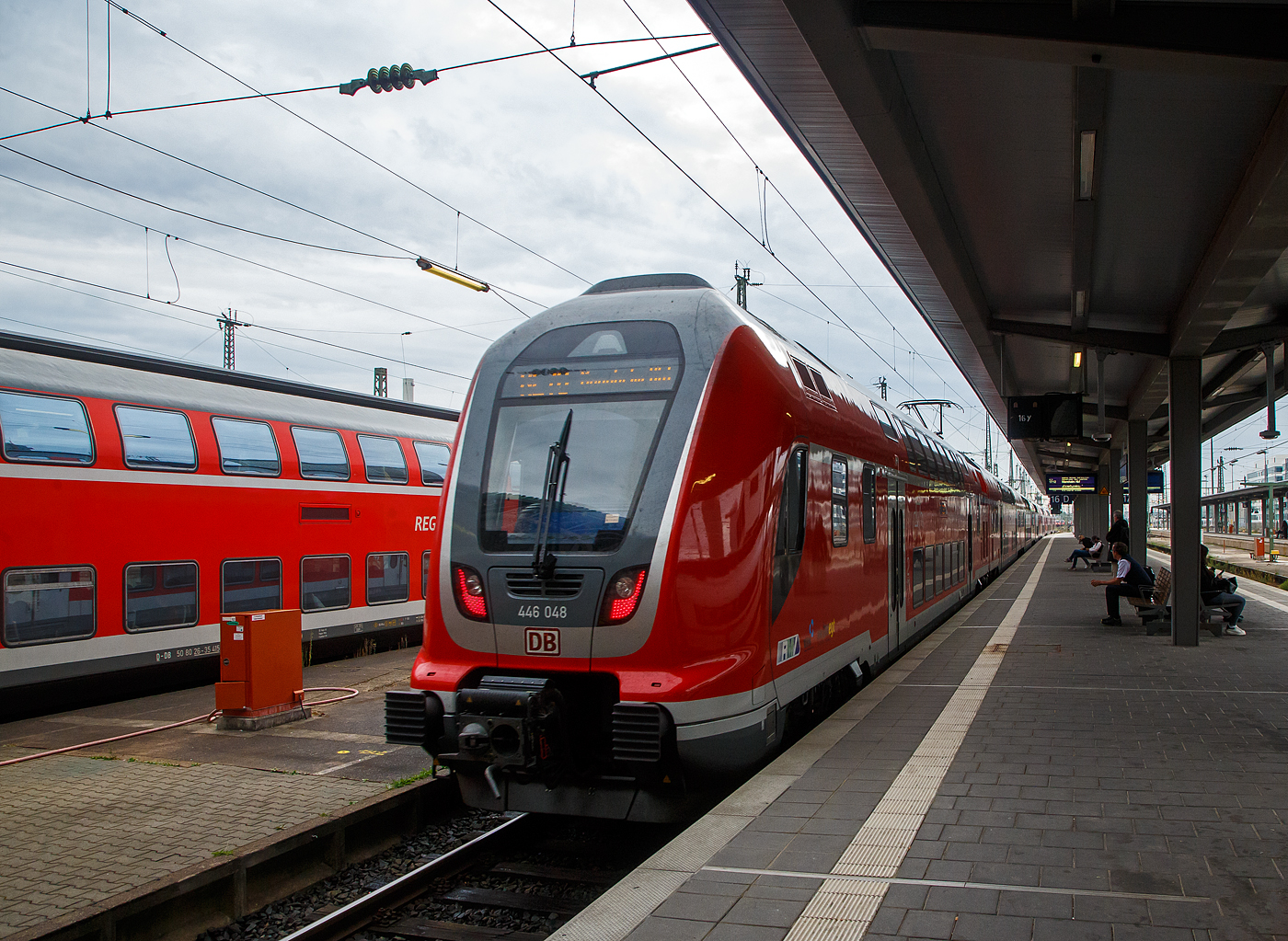Zweigekuppelte Bombardier TWINDEXX Vario Doppelstock-Regionalverkehrstriebz�ge der BR 446 verlassen am 13.09.2022, als RE 70 „Riedbahn“ nach Mannheim Hbf, den Hauptbahnhof Frankfurt am Main. Hier am Zugschluss der Triebwagen 446 048 (91 80 0446 048-8 D-DB DBpzfa).