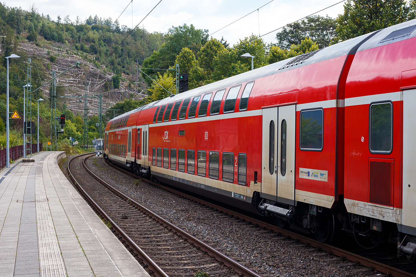 Zweite Klasse klimatisierter Doppelstock-Reisezugwagen (Hocheinstiegs-Dosto) D-DB 50 80 26-75 137-2, der Gattung DBpza 753.5, vom rsx - Rhein-Sieg-Express der DB Regio NRW (Aachen), eingereiht im Zugverband am 15 September 2024 im Bahnhof Kirchen/Sieg.

Der Wagen wurde 2002 von Bombardier in Görlitz (ex DWA - Deutsche Waggonbau AG gebaut.

TECHNISCHE DATEN:
Gattung/Bauart: DBpza 753.5,
Spurweite: 1.435 mm
Anzahl der Achsen: 4
Länge über Puffer: 26.800 mm
Wagenkastenlänge: 26 400 mm
Wagenkastenbreite: 2.784 mm
Höhe über Schienenoberkante: 4.631 mm
Drehzapfenabstand: 20.000 mm
Achsstand im Drehgestell: 2 500 mm
Drehgestellbauart: Görlitz VIII
Leergewicht: 48 t
Höchstgeschwindigkeit: 160 km/h
Sitzplätze: 139 in der 2. Klasse
Toiletten: 1, geschlossenes System
Einstieg: Hoch
Bremse: KE-R-A-Mg (D)
Bemerkung : 1 Mehrzweckabteil; eingeschränkt dieselloktauglich
Heizung: Klimaes