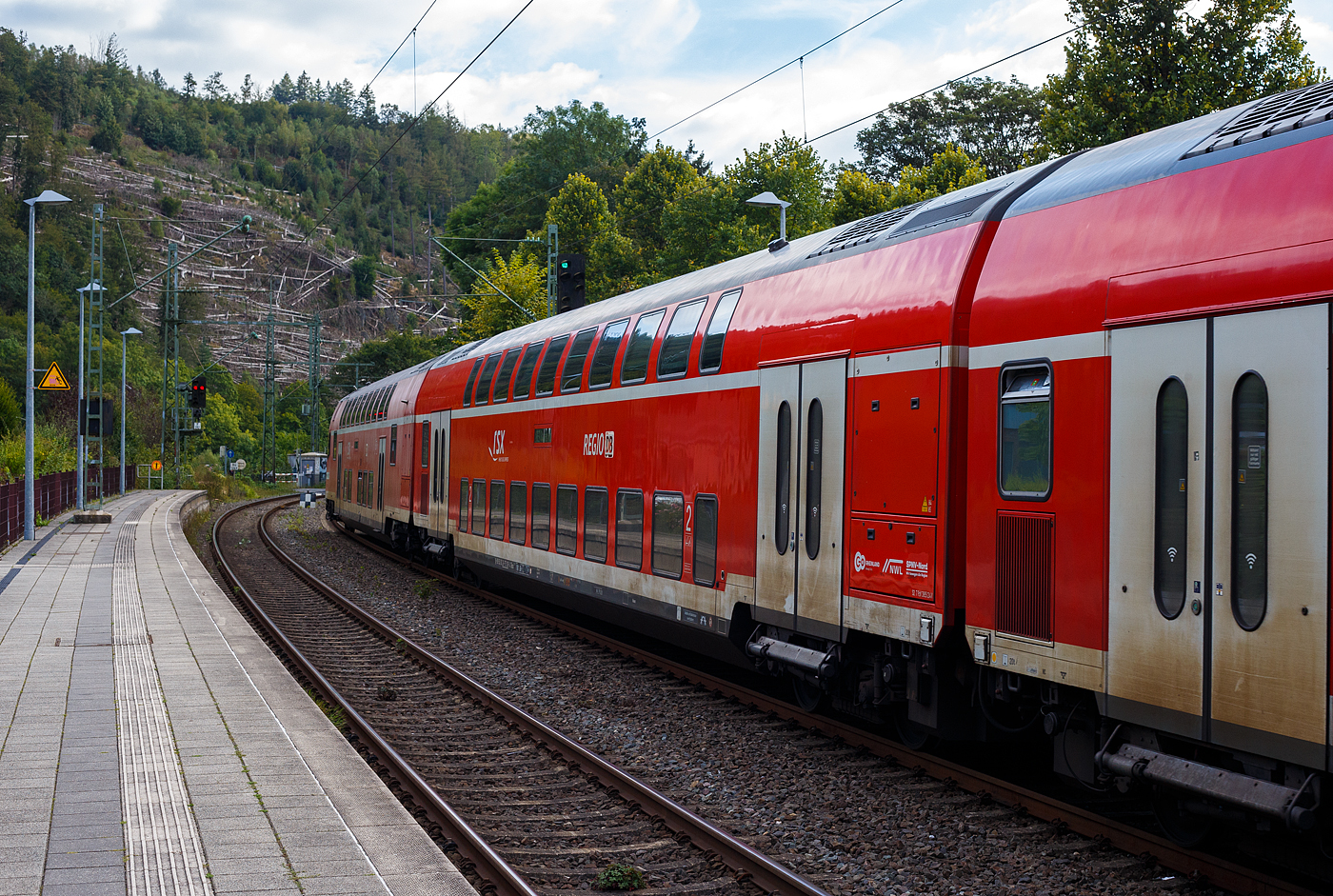 Zweite Klasse klimatisierter Doppelstock-Reisezugwagen (Hocheinstiegs-Dosto) D-DB 50 80 26-75 136-4, der Gattung DBpza 753.5, vom rsx - Rhein-Sieg-Express der DB Regio NRW (Aachen), eingereiht im Zugverband am 15 September 2024 im Bahnhof Kirchen/Sieg.

Der Wagen wurde 2002 von Bombardier in Görlitz (ex DWA - Deutsche Waggonbau AG gebaut.

TECHNISCHE DATEN:
Gattung/Bauart: DBpza 753.5,
Spurweite: 1.435 mm
Anzahl der Achsen: 4
Länge über Puffer: 26.800 mm
Wagenkastenlänge: 26 400 mm
Wagenkastenbreite: 2.784 mm
Höhe über Schienenoberkante: 4.631 mm
Drehzapfenabstand: 20.000 mm
Achsstand im Drehgestell: 2 500 mm
Drehgestellbauart: Görlitz VIII
Leergewicht: 48 t
Höchstgeschwindigkeit: 160 km/h
Sitzplätze: 139 in der 2. Klasse
Toiletten: 1, geschlossenes System
Einstieg: Hoch
Bremse: KE-R-A-Mg (D)
Bemerkung : 1 Mehrzweckabteil; eingeschränkt dieselloktauglich
Heizung: Klimaes