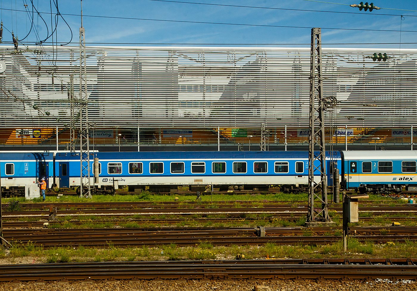 Zweite Klasse klimatisierter EuroCity Großraumwagen (Reisezugwagen) mit Fahrradgepäckabteil, CZ-ČD 61 54 20-71 031-6 der Gattung/Bauart Bdmpee 233 abgestellt am 13 September 2022, eingereiht in einem „alex“-Zug, beim Hauptbahnhof München.

Die 40 dieser RIC EuroCity-Großraumwagen wurden zwischen 1986 und 1987 vom VEB Waggonbau Bautzen (damals noch Volkseigener Betrieb, ehemals LOWA, später Deutsche Waggonbau AG jetzt Bombardier) für die Tschechoslowakischen Staatsbahnen (ČSD), dieser als Gattung/Bauart Bmee248 (51 54 21-70 031) gebaut und geliefert. Im Zuge der Teilung der Tschechoslowakei am 1. Januar 1993 kamen diese Wagen zur ČD - České dráhy (Tschechische Bahnen). Zwischen 2013 und 2014 wurden sie in die heutige Gattung/Bauart Bdmpee 233 modernisiert und waden unter den Nummern CZ-ČD 61 54 20-71 0xx-x geführt.

Die Wagen sind klimatisierte Wagen des Typs UIC-Z mit einer Länge von 26.400 mm. Sie verfügen über GP 200 Drehgestelle. Sie sind mit Scheibenbremsen und einer Not-Elektromagnetschienenbremse ausgestattet ist. Die zulässige Höchstgeschwindigkeit beträgt 160 km/h. Im Zuge des Umbaus wurde der Innenraum komplett erneuert, nun geräumiger gestaltet, inklusive Austausch der Fenster, die Wagen haben ein Gepäckabteil für Sperrgepäck, Fahrrädern und Kinderwagen, eine Toilette mit geschlossenem System, zudem ist ein elektronisches Informations- und Reservierungssystem sind installiert.

Auf den hintereinander liegenden Sitzen befinden sich Klapptische, auf den gegenüberliegenden Sitzen große Klapptische. Im Gepäckabteil sind vier Haken zum Transport von (4) Fahrrädern angebracht.

TECHNISCHE DATEN:
Hersteller:  VEB Waggonbau Bautzen 
Spurweite: 1.435 mm (Normalspur)
Länge über Puffer: 26.400 mm
Wagenkastenlänge: 26.100 mm
Drehzapfenabstand: 19.000 mm
Achsstand im Drehgestell: 2.600 mm
Drehgestellbauart: GP 200
Leergewicht: 44 t
Höchstgeschwindigkeit: 160 km/h
Zulassungen: RIC (mehrspannungsfähig)
Sitzplätze: 80 in der 2. Klasse 
Fahrradplätze: 4
Bremsbauart: DK-GP-Mg
