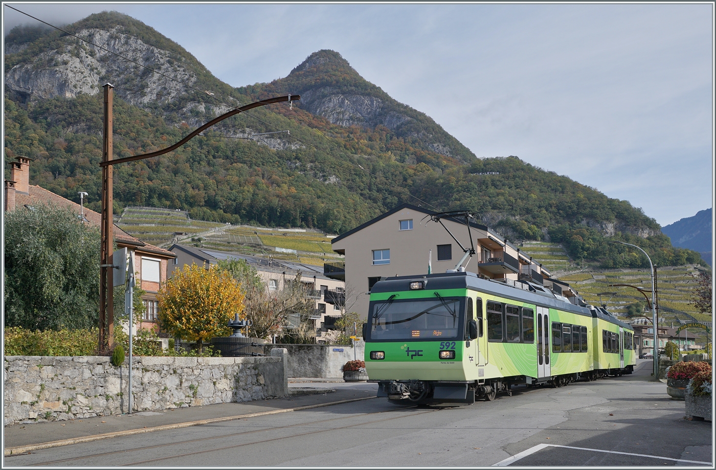 Zwischen Aigle Château (früher Aigle Dépôt ASD) und Aigle (Bahnhof) führt das Trasse die Züge der ADS auf die Strasse, wobei es hier weit weniger eng zugeht als bei der BVB in Bex oder der A-L in der Altstadt von Aigle. Interessant sind auch die alten Fahrleitungsmasten, die noch ihren Dienest versehen. 

Im Bild zeigt sich der TPC AOMC ASD Beh 4/8 als Regionalzug von Les Diablerets nach Aigle kurz vor dem Halt Aigle Marché.

20. Okt. 2024
