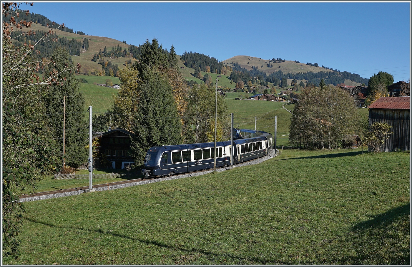 Zwischen Schönried und Gruben konnte ich den MOB/BLS GoldenPass Express PE 4068 auf der Fahrt von Interlaken Ost nach Montreux kurz nach Schönried fotografieren. 

13. Oktober 2025