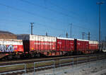 Achtachsiger (2 x 4-achsiger kurzgekuppelter) Drehgestell-Containertragwagen-Einheit (2 x 60 ‘), 33 81 4932 464-8 A-RCW, der Gattung Sggmrrss-y, der Rail Cargo Group (teil der ÖBB) abgestellt im Zugverband am 04 April 2025 beim Rbf Wels. Hier beladen mit 4 Stück 30 Fuß MOBILER Multitainer 36 – K.

Mit dem MOBILER profitiert man von den Umweltvorteilen der Schiene,
ohne auf die Flexibilität des Straßengüterverkehrs zu verzichten. Die hydraulische Hubvorrichtung ermöglicht einen schnellen und unkomplizierten Umschlag direkt
zwischen Lkw und Waggon – ein Kran oder eine eigene Anschlussbahn sind nicht notwendig. Das System ist vielseitig einsetzbar und auf Ihre Bedürfnisse abgestimmt; ganz egal ob Abfälle jeglicher Art, palettierte Waren, Flüssigkeiten, Gefahrgüter, Schüttgüter oder Baustoffe. Dank eines europaweiten Transportnetzwerks sorgt der MOBILER für eine nahtlose End-to-end-Logistik
und macht den Transport effizient, zuverlässig und nachhaltig.
