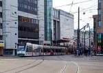 
Der Triebwagen 821 der swa (Stadtwerke Augsburg Verkehrs-GmbH), als Linie 6 (nach Augsburg Friedberg West P+R), erreicht am 08.02.2020 bald die Station Königsplatz. An der Station Augsburg Königsplatz laufen alle Tramlinien zusammen.

Der Triebwagen ist ein NF8 (8xGlNfTwER) ein siebenteiliger Niederflur-Gelenktriebwagen im Einrichtungsbetrieb vom Typ Siemens Combino Basic. Der NF8 hat sechs doppelflügelige und zwei einflügelige Türen.

Der längste Augsburger Straßenbahnwagen ist der 42 Meter lange Combino von Siemens, in Augsburg als NF8 bezeichnet. Die Lieferung der 41 wiederum niederflurigen Fahrzeuge erfolgte in den Jahren 2000 und 2002. Nach größeren technischen Problemen in der Anfangszeit (undichtes Dach, Schwachstellen und Risse in der Karosserie) befinden sich, nach einer Sanierung beim Hersteller, alle Fahrzeuge im Linienverkehr. Die Combinos fahren auf allen Linien und ersetzten die ersten Stuttgarter GT4 sowie die letzten GT5. 

Der Combino wurde von Siemens Düsseldorf (ehemals Duewag AG) als Antwort auf den ständigen Preisdruck am Markt ab 1994 entwickelt. Ziel des innovativen Konzepts war die Umstellung von oft maßgeschneiderten Kleinserien zu einer wesentlich ökonomischeren industriellen Großserienfertigung. Das Fahrzeug wurde als Modulsystem aus standardisierten Baugruppen konzipiert und sollte so möglichst viele Einsatzmöglichkeiten abdecken.

Der Combino wird in Leichtbauweise in Zusammenarbeit mit dem Unternehmen Alusuisse gefertigt. Die verschraubten Baugruppen aus Aluminium-Strangpress-Profilen erreichen eine gut lackierbare Oberfläche. Somit konnten gegenüber herkömmlicher Stahlbauweise Richt- und Spachtelarbeiten eingespart werden.

Die Combino laufen nicht auf Drehgestellen, sondern auf sogenannten Fahrwerken. Die Räder werden in Fahrwerksrahmen gelagert, die gegenüber den dazugehörenden Wagenkästen nicht ausdrehbar angeordnet sind. Zwischen die Laufwerksmodule sind mit Drehgelenken und durch Faltenbälge geschützt längere, laufwerkslose Wagenteile (»Sänften«) eingehängt. Die Räder sind Losräder ohne durchgehende Achswellen, sie werden seitenweise mit Längsmotoren angetrieben. Vorteil dieser Bauart ist der durchgehende Niederflur, der bequemes Einsteigen und Barrierefreiheit (für Rollstuhlfahrer und Kinderwagen) im gesamten Wagen ermöglicht.

Dieses Konstruktionsprinzip hat jedoch unruhige Laufeigenschaften zur Folge, da die Gleisführung auch bei kleinen Richtungskorrekturen auf gerader Strecke unmittelbar auf den gesamten Wagenkasten des Laufwerksmoduls einwirkt und nicht nur auf ein Drehgestell wie bei konventioneller Bauform. Das bedeutet ein Zweiachsern vergleichbares Laufverhalten und einen erhöhten Verschleiß der Radreifen und des Gleises, selbst auf gerader Strecke. Zusätzlich gibt es durch die fehlenden Achswellen keine Selbstzentrierung im Gleis. Diese Problematik ist bei vielen Niederflurstraßenbahnwagen zu beobachten. Die Verschleißwerte sind jedoch von vielen Parametern (Schienenmaterial, Unterbau, Gleiszustand, Fahrweise, Spurkranzschmierung, uvm.) abhängig, weshalb bei demselben Fahrzeugtyp je nach Einsatzort sehr unterschiedliche Werte erreicht werden können.

Die Modulbauweise der Combinos ist so ausgelegt, dass die Fahrzeuge theoretisch ohne großen Aufwand verlängert oder verkürzt werden könnten (wie bei zahlreichen Fahrzeugen von Bernmobil realisiert). So sind beispielsweise alle für ein Antriebsmodul nötigen Steuerungselemente direkt über diesem angeordnet, was insbesondere aufwändige Verkabelungsarbeiten vermeidet. In vielen Aspekten bieten die Fahrzeuge auch Vorteile bei der regulären Wartung: So können beispielsweise die Motor- und Getriebeeinheiten seitlich entnommen werden, ohne den Wagen anheben zu müssen. Im Innenraum sind in den langen Modulen alle Sitze an der Seitenwand befestigt; der Boden ist dort frei von Stützen und kann leicht gereinigt werden, die Sitzanordnung lässt sich durch Verschieben der Sitze auf der Befestigungsschiene bei Bedarf ohne große Umbauten anpassen.

TECHNISCHE DATEN:
Spurweite: 1.000 mm
Achsfolge: Bo' 2' Bo' Bo'
Gesamtlänge: 41.960 mm  
Wagenkastenbreite : 2.300 mm
Türanordnung: 1-22--22--22-1
Sitzplätze: 101 und 6 Klappsitze
Stehplätze: 145 (4 Pers/m²)
Netzspannung:  750 V DC Oberleitung
Leistung: 6 x 100 kW
Höchstgeschwindigkeit: 70 km/h
Fußbodenhöhe: 330 / 300 mm 
Achsabstand im Drehgestell: 1.800 mm
Treib- und Laufraddurchmesser: 600 mm (neu) / 520 (abgenutzt)
Eigengewicht: 43.700 kg
Anzahl und Art der Fahrmotoren: 6 Radblock Asynchron-Fahrmotoren
Bremssysteme: Elektro-hydraulische Schienenbremse, Federspeicherbremse
