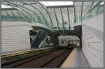 In dem monomentalen Bahnhof von Li�ge Guillemins (L�ttich) wirkt der SNCB/NMBS Triebzug 646 ein AM70 JH sehr winzig.