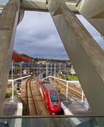 Der Eurostar PBKA 4302, ex Thalys PBKA, verlässt am 21 Oktober 2025 den Bahnhof Liège-Guillemins (Lüttich). Er fährt als Eurostar EST 9450 die Verbindung Köln Hbf – Aachen Hbf - Liége-Guillemins - Bruxelles Midi (Brüssel Süd) - Paris Gare du Nord.

Interessant ist die Tatsache das er hier in Belgien sowie in Frankreich unter 25 kV 50 Hz AC (Wechselstrom) seine volle Leistung von 8.800 kW entfalten kann, kann er dann ab Ans (kurz hinter Liége) mit Beginn der HSL 2 mit 300 km/h fahren. In Deutschland unter 15 kV 16 2/3 Hz AC (Wechselstrom) hat er mit 4.460 kW etwas mehr als halbe Leistung, so wäre es selbst wenn auf einer entsprechenden Strecke fahren könnte ein Erreichen der Höchstgeschwindigkeit schwierig. 
