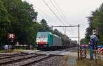 . Da das Signal die Strecke freigab, gingen wir auf die andere Seite des kleinen Bahn�bergangs in Hoeven und konnten die SNCB 2837 mit ihrem G�terzug im str�menden Regen ablichten. Aus dieser Perspektive sahen wir dann auch das Verkehrsschild �ber der Schranke. ;-) 04.09.2015 (Jeanny)