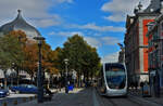 Tram CAF URBOS 5110, n�hert sich der Haltestelle Place Saint Lambert in L�ttich.