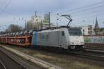 Am grauen 15 Februar 2024 zieht Lineas 186 455 ein Ford-PKW Zug durch K�ln West.