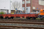 Drehgestellflachwagen mit vier Rads�tzen, mit Seiten- und Stirnwandklappen und mit Rungen RIV 31 88 3951 792-3 B-BLX, Gattung Remms 669, Type 3514 C3 der B Logistics (Frachtgruppe der SNCB/NMBS), am