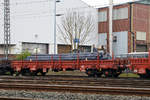 Drehgestellflachwagen mit vier Rads�tzen, mit Seiten- und Stirnwandklappen und mit Rungen RIV 31 88 3950 279-2 B-BLX, Gattung Remms, Type 3514 C0 der B Logistics (Frachtgruppe der SNCB/NMBS), am