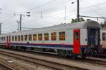 
2. Klasse SNCB/NMBS - I10 Wagen mit der Betriebsnummer 51 88 21-70 027-6, abgestellt am 14.09.2014 im luxemburgischem Bahnhof Ettelbrück (Ettelbréck).

Die NMBS/SNCB entwickelte aus den Eurofima-Wagen ab 1984 die neue I 10-Serie. Diese Wagen trugen viele Merkmale der Eurofima-Wagen, waren aber alle als Großraumwagen ausgeführt und besitzen einen einheitlichen Wagenkasten. Von den normalen Eurofima-Wagen unterscheiden sie sich vor allem durch die fehlende Schürze unter den seitlichen Längsträgern. Zwischen den Türen befinden sich jeweils elf 1200 Millimeter breite Fenster plus die der WC´s auf einer Wagenseite. Davon wurden 15 Wagen als erster Klasse-Fahrzeuge und 45 Fahrzeuge mit der zweiten Wagenklasse ausgeführt. Da diese Wagen nicht klimatisiert sind, wurden die üblichen M4-Fenster mit Schiebeluke verwendet, wie sie für belgische Inlandswagen typisch sind.

Eingesetzt wurden die I 10-Wagen ursprünglich im internationalen Verkehr nach Italien, Deutschland und in die Schweiz. Nach der Einstellung der meisten internationalen Züge sind die Wagen heute nur noch im Interregio von Liers nach Luxemburg und in Verstärkerzügen zur Hauptverkehrszeit zu finden. 

Technische Daten:
Spurweite: 1.435 mm (Normalspur)
Anzahl der Achsen: 4 
Länge über Puffer : 26.400 mm
Drehzapfenabstand : 19.000 mm
Achsstand im Drehgestell: 2.560 mm
Achsstand (gesamt): 21.560 mm
Wagenkastenbreite : 2825 mm
Eigengewicht : ca. 42 t
Höchstgeschwindigkeit : 160 km/h
