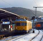 Der Turmtriebwagen 701 142-2 der HWB - Hochwaldbahn, Hermeskeil f�hrt (oder besser knattert) am 28.01.2013 durch den Bahnhof Betzdorf/Sieg in Richtung K�ln.
