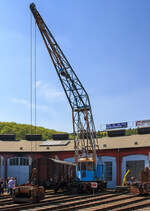 S.M.KIROW - EDK 6a (Kirow-Schienenkran) Nr. 30 50 94-93 013-8 am 23.04.2011 im Südwestfälische Eisenbahnmuseum in Siegen.

Der Kran wurde 1959 von S.M.KIROW VEB Schwermaschinenbau Leipzig unter der Fabriknummer 73 gebaut. Die heutige Verwendung ist hauptsächlich die Bekohlung der 52 8134-0 der Eisenbahnfreunde Betzdorf.

Fahrzeugdaten:
Hersteller: 	SM Kirow Leipzig 	
Baujahr: 1959
Fabriknummer: 73	
Spurweite: 	1.435 mm
Bauart: Bo´Bo´
Länge über Puffer: 8.500 mm
Motor: 4 VD 14,4 / 12-1 SRL
Vmax: 3,6 km/h 	
Gewicht: 62 t

Geschichte:
Die Bauart EDK 6 umfasst 2 Varianten. Die Bauform 6A ist ein Bekohlungskran mit einer Ausladung von 10,5 bis 12,5 m. Mit ihm lassen sich noch Lasten zwischen 4 und 3 t, bei einer Hubhöhe von 10 m bewegen. Der Kran mit seinem abgeknickten Ausleger ist damit besonders gut in der Lage den Bunker einer Hochbekohlung zu beschicken. Zum Befüllen der Tender, Hochbekohlungen ist der EDK 6A mit einem Greifer, dem sog. ULMOG Greifer ausgerüstet. Den ULMOG Greifer gibt es in verschiedenen Ausführungen. Die am EDK 6A verwendete, mittelschwere Version wiegt 1,8t und hat ein Fassungsvermögen von 1,25 m³. Der Antrieb erfolgt elektrisch mit einer Spannung von 380V. Ausgelegt ist der Greifer für Kohle, Schlacke und Sand Transporte. Er ist auch für arbeiten im Wasser geeignet, kann also auch Schlackesümpfe ausbaggern.


Der EDK 6M verfügt über einen geraden Ausleger, der in der Grundform eine Ausladung von 6 - 16 m erreicht und dabei ein Tragfähigkeit zwischen 6,0 - 1,1 t erreicht. Bei höchster Auslegerstellung wird eine max. Hakenhöhe von 11 m erreicht. Der Ausleger des EDK 6M kann mit einem Auslegerteil des EDK 80/3 verlängert werden. Dadurch erhöht sich zwar die Reichweite, die Tragfähigkeit wird jedoch geringer. Beide Ausführungen fahren auf demselben Fahrgestell (je 2 Achsen in 2 Drehgestellen), können freistehend rundum arbeiten, ohne mit der Rückseite ins Lichtraumprofil des Nachbargleises zu geraten. Beide Krane können dieselelektrisch ortsunabhängig, oder über ein Stromkabel betrieben werden. 
