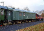   Wohn-Schlafwagen 60 80 09 - 23 031 - 8 , ein ex B3yg-Wagen, als Denkmal-Wagen beim Bahnhof Wilsenroth am 02.12.2016.