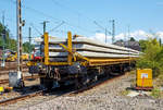   Beladener Schwellenwagen der Schweerbau abgestellt am 15.07.2018 im Bahnhof Au (Sieg).