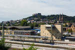   Blick über den Bahnhof Bahnhof Marburg an der Lahn und das Stellwerk Marburg Fahrdienstleiter (Mf) hinweg Bahnhof Marburg auf das Schloss, die Elisabethkirche und Oberstadt.
