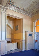 In der Empfangshalle vom Bahnhof Bützow. die Decke mit Stuck und Verzierungen, hier am 16.05.2022.