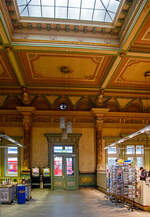 Der imposanten prunkvolle (ehemalige) Königssaal in der Mitte des Empfangsgebäudes vom Hbf Hof am 17.04.2023, hier hat man Denkmalschutz und Nutzung sehr gut umgesetzt.