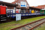 Der vierachsige Gepäckcontainer-Tragwagen 94/11 der Inselbahn Langeoog vom Eigenbetrieb der Schiffahrt der Inselgemeinde am 13 Februar 2024 im Insel Bahnhof Langeoog (im Ort Langeoog).