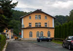 Seitlicher Blick (vom Zughotel) auf den Bahnhof Wolkenstein (Erzgebirge) am 26 August 2013. 

Der Bahnhof Wolkenstein ist der Bahnhof der Stadt Wolkenstein im sächsischen Erzgebirgskreis, an der „Zschopautalbahn“, der Bahnstrecke Annaberg-Buchholz unt Bf–Flöha. Von 1892 bis 1986 zweigte zudem hier die 750 mm Schmalspurbahn nach Jöhstadt ab, die heute unter dem Namen „Preßnitztalbahn“ bekannt ist und nur noch zwischen Steinbach und Jöhstadt betrieben wird. 

Der Bahnhof liegt südwestlich der Stadt in der Gemarkung Schönbrunn am Ufer der Zschopau zwischen der Bundesstraße 101 im Westen und dem Fluss im Osten. Am anderen Ufer der Zschopau erhebt sich auf einem steilen Felsabhang das Schloss Wolkenstein.

Das Empfangsgebäude liegt heute gleislos, es gibt einen Mittelbahnsteig mit historischer Bahnsteigüberdachung. Der Zugang erfolgt ebenerdig, bis 2007 gab es eine Unterführung vom Bahnhofsgebäude her. m Schmalspurteil gab es eine heute noch vorhandene Wasserstation mit einem angebauten Lokschuppen. Alle normalspurigen Nebengleise außer dem Kreuzungsgleis und einem Ausweichgleis in der südlichen Ausfahrt wurden entfernt, dafür gibt es normalspurige Abstellgleise im ehemaligen Schmalspurteil.

Heute befindet sich auf dem Areal des Wolkensteiner Bahnhofs das „Wolkensteiner Zughotel“, welches in originalen Wagen eine Einkehr- und Übernachtungsmöglichkeit bietet. Nachdem der obere Abschnitt der Preßnitztalbahn als Museumsbahn wieder aufgebaut wurde, findet an den Fahrtagen der Schmalspurbahn als Zubringer vom Bahnhof Wolkenstein ein historischer Schienenersatzverkehr mit Omnibussen zwischen Wolkenstein und Steinbach statt.

Wolkenstein wird im Jahresfahrplan 2022 von den Zügen der Linie RB 80 (Chemnitz Hbf–Annaberg-Buchholz–Cranzahl) der Erzgebirgsbahn werktags im Stundentakt sowie am Wochenende im Zweistundentakt bedient. Im Stundentakt kreuzen die Züge in Wolkenstein jeweils zur halben Stunde zur üblichen Symmetrieminute.
