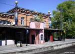 Gleisseite vom Empfangsgeb�ude Bahnhof Uelzen --> Der Bahnhof wurde vom �sterreichischen K�nstler Hundertwasser entworfen und von 1999 bis 2001 zum   Kulturbahnhof   umgebaut.