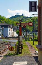 Ein sehr niedriges einfl�geliges Form-Hauptsignal (hier auf Hp 0 „Halt!“) als Ausfahrtsignal (in Richtung Limburg/Lahn) am Gleis 1 vom Bahnhof Balduinstein (05.05.2013).