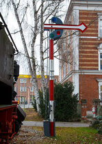   Einflügeliges bayerisches Hauptsignale (der königlich bayerischen Staatsbahnen) als Denkmal (bei der Denkmallok 98 507) am 29.12.2016 vorm Hauptbahnhof Ingolstadt.