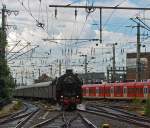 Die Dreizylinder-Schnellzuglokomotiven 01 1066 ex DB 012 066-7 der UEF am 07.07.2012 mit einem Sonderzug bei der Einfahrt in den Hbf K�ln.