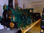 Die erste Schnellzuglokomotive in Deutschland im DB Museum in Nürnberg, die „Phoenix“ eine Badische IX (IIa alt) der Bauart Crampton, Baujahr 1863, hier am 01 November 2008.

Die badische Lokomotive  Phoenix  ist die einzige in Deutschland im Original erhaltene Lok der Bauart Crampton. Die Phoenix hat nur eine Treibachse, die hinter dem Kessel angeordnet ist. Der Schwerpunkt der Lokomotive liegt dadurch recht tief. Erdacht hat diese Konstruktion der britische Ingenieur Thomas Russel Crampton. Lange Zeit glaubte man, dass der tiefe Schwerpunkt Ursache für die große Laufruhe der Cramptonlokomotiven sei, was sich jedoch später als Irrtum herausstellte. Tatsächlich führte die Konstruktion zu einer besseren Gewichtsverteilung, wodurch die Maschinen stabiler liefen. Die Cramptonlokomotiven waren in der zweiten Hälfte des 19. Jahrhunderts in Frankreich und Süddeutschland weit verbreitet. Ihr geringes Gewicht und die schwache Zugkraft verdrängten die Baureihe jedoch nach und nach.

TECHNISCHE DATEN:
Hersteller: Maschinenbaugesellschaft Karlsruhe
Baujahr: 1863
Höchstgeschwindigkeit: 64 km/h
Leistung: 41 HP
Länge: 12,580 mm
Dienstgewicht: 28 t
