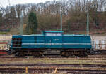 Die 203 147-4 (92 80 1203 147-4 D-EGOO) der e.g.o.o. Eisenbahngesellschaft Ostfriesland-Oldenburg mbH, ex DB 202 357-0, ex DR 112 357-9, ex DR 110 357-1, ist am 22.02.2022 (noch) im Rbf Betzdorf (Sieg) abgestellt.

Die e.g.o.o. Eisenbahngesellschaft Ostfriesland-Oldenburg mbH, war ein ehemaliges Tochterunternehmen des deutschen Windenergieanlagen Herstellers ENERCON GmbH. Zum 1. Dezember 2020 hat die Hermann Bettels GmbH & Co. KG das Auricher Eisenbahnverkehrsunternehmen übernommen. 
 
Die Diesellok ein  DR V 100.1 wurde 1971 von LEW (VEB Lokomotivbau Elektrotechnische Werke „Hans Beimler“, Hennigsdorf) unter der Fabriknummer 12866 gebaut und als DR 110 357-1an die Deutsche Reichsbahn ausgeliefert. 1984 erfolgte bereits eine Remotorisierung und 1987 die Umzeichnung in DR 112 357-9. Zum 01.01.1992 erfolgte die Umzeichnung in DR 202 357-0 und zum 01.01.1994 dann DB AG. Die Ausmusterung bei der DB erfolgte 1999. Im Jahre 1999 ging sie an die SFZ - Schienenfahrzeugzentrum Stendal. Von der ALS - ALSTOM Lokomotiven Service GmbH in Stendal erfolgte dann 2002 der Umbau gemäß Umbaukonzept  BR 203.1  in die heutige 203 147-4. Im Jahr  2008  wurde sie an die e.g.o.o. Eisenbahngesellschaft Ostfriesland-Oldenburg mbH in Aurich  verkauft, wo sie erst als V 100 e.g.o.o. 001 Freya Fresena“ (92 80 1203 147-4 D-ECAU) geführt wurde. Nach der Umlackierung 2011 durch die ALS in Stendal erfolgte die Umzeichnung in 203 147-4 (92 80 1203 147-4 D-EGOO).


TECHNISCHE DATEN:
Spurweite: 1.435 mm (Normalspur)
Achsanordnung: B'B'
Länge über Puffer: 14.240mm
Radsatzabstand im Drehgestell: 2.300mm
Drehzapfenabstand: 7.000mm
Höhe über SO: 4.255mm
Dienstgewicht: 69 t

Motor: 12-Zylinder CATERPILLAR-Dieselmotor mit Direkteinspritzung, Abgasturbolader und Ladeluftkühlung, vom Typ CAT 3512 DI-TA
Motorleistung: 1.305 kW (1.774 PS)
Nenndrehzahl: 1.800 U/min
Hubraum: 51,8 Liter (Bohrung-Ø 170 x Hub 190 mm)
Motorgewicht: 6.537 kg

Getriebe: Voith Strömungsgetriebe GSR 30/5,7
Leistungsübertragung: dieselhydraulisch
Anfahrzugkraft: 207 kN
Höchstgeschwindigkeit: 100 km/h
Kleinste Dauerfahrgeschwindigkeit: 11,1 km/h
Kleinster befahrbarer Gleisbogenradius: 80m