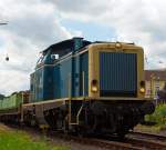 In einer anderen Perspektive - Die 212 376-8 ex DB V 100 2376 der Aggerbahn (Andreas Voll e.K., Wiehl) steht mit Muldenkippwagen am 08.07.2012 in Siegen-Weidenau.