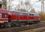   Die RP 215 001-9 (eigentlich 92 80 1225 001-7 D-RPRS) der Railsystems RP GmbH, ex DB 225 001-7, ex DB 215 001-9, am 05.12.2015 als Schublok von dem Dampfsonderzug M�nster - Hagen - Gie�en -