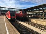 218 432 fährt mit ihrem IRE Richtung Lindau Hbf aus während 612 088 und ein weiter 612 noch auf ihre Ausfahrt nach Kempten (Allg) Hbf warten müssen.
