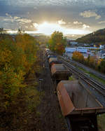   Herdorf den 27.10.2020 im Gegenlicht:  Nachdem die Stopfmaschine und die Schotterverteil- und Planiermaschine auf Gleis 2 gefahren sind, haben sie so das Gleis frei gemacht und die 218 485-1 (92 80