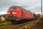 Die 218 485-1 (92 80 1218 485-1 D-AIX) der AIXrail GmbH mit einem Schotterzug (zweiachsige Schüttgutwagen der Gattung Fccpps) beim Nachschottern am 27.10.2020 in Herdorf.

Die V 164 wurde 1978 von der Krauss-Maffei AG in München-Allach unter der Fabriknummer 19800 gebaut und an die DB geliefert, 2018 wurde sie bei der DB ausgemustert und an die AIXrail GmbH in Aachen verkauft.

Die Lok hat die Zulassungen für D, A, CH, F, DK und SC.
