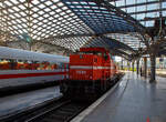 Die RheinCargo DE 84 (98 80 0272 022-1 D-RHC), ex HGK DE 84, eine MaK DE 1002, am 14.05.2022 im Hauptbahnhof K�ln.