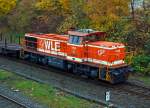 Als Lokportrait - Die WLE (Westf�lische Landes-Eisenbahn) Lok 51  Kreis Warendorf  (eine MaK G 1206) kommt mit leeren G�terzug (Schwerlastwagen) von Burbach-Holzhausen �ber die Hellertalbahn (KBS